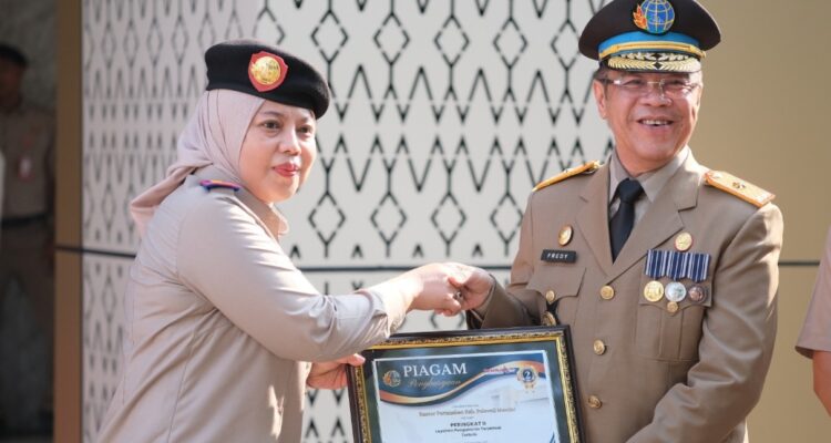 “Penghargaan diserahkan langsung oleh Kepala Kantor Wilayah BPN Provinsi Sulawesi Barat, Fredy Marfin, kepada Kepala Kantor Pertanahan Kabupaten Polewali Mandar, Kartini T.” “Penghargaan diserahkan langsung oleh Kepala Kantor Wilayah BPN Provinsi Sulawesi Barat, Fredy Marfin, kepada Kepala Kantor Pertanahan Kabupaten Polewali Mandar, Kartini T.”