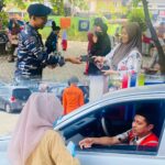 Ditengah Kepungan Asap Lantamal Mamuju dan Mapia Aksi Bagi-bagi Masker Ditengah Kepungan Asap Lantamal Mamuju dan Mapia Aksi Bagi-bagi Masker