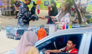 Ditengah Kepungan Asap Lantamal Mamuju dan Mapia Aksi Bagi-bagi Masker
