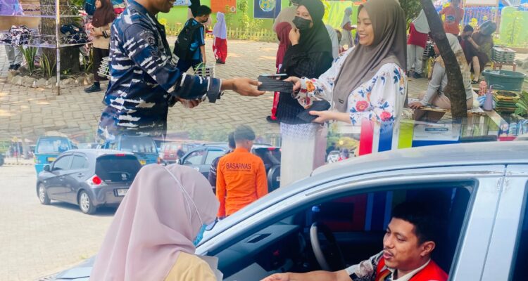 Ditengah Kepungan Asap Lantamal Mamuju dan Mapia Aksi Bagi-bagi Masker Ditengah Kepungan Asap Lantamal Mamuju dan Mapia Aksi Bagi-bagi Masker