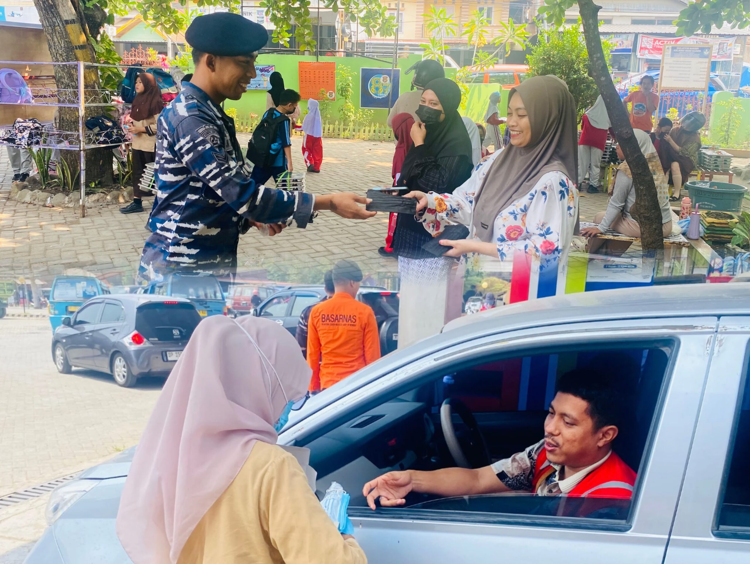 Ditengah Kepungan Asap Lantamal Mamuju dan Mapia Aksi Bagi-bagi Masker