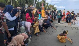 Ramaikan Pembukaan Festival Penyu, Tim Pengabdian Unasman Sosialisasi Aplikasi Edu Penyu sebagai Atraksi Baru Bagi Komunitas Sahabat Penyu