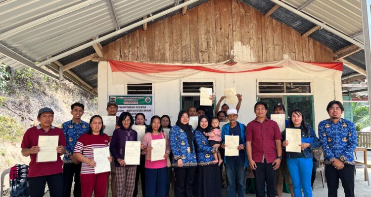 Kepala Kantor Pertanahan Mamasa Serahkan Sertipikat PTSL 2026 kepada Warga Desa Sepakuan Kepala Kantor Pertanahan Mamasa Serahkan Sertipikat PTSL 2026 kepada Warga Desa Sepakuan